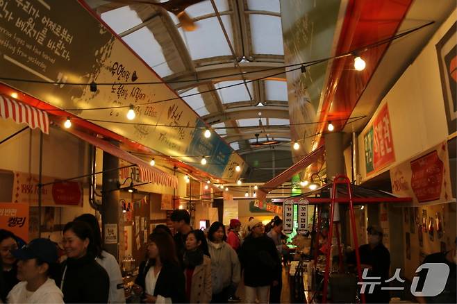 진주 논개시장의 올빰토요야시장(진주시 제공. 재판매 및 DB금지).