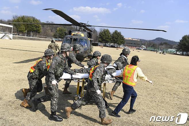 2024년 3월 진행된 전시 한미 연합 의무지원훈련에서 국군대전병원 의료진이 덕적도에서 발생한 중증 외상환자를 구급차로 후송하고 있다. (해군 제공) 2024.3.14/뉴스1