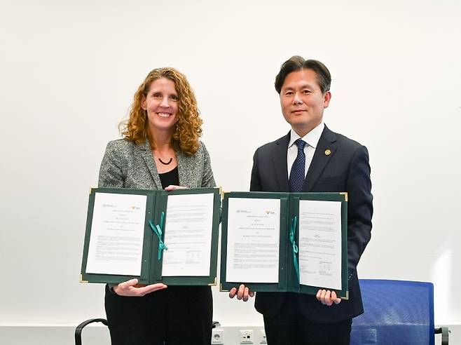 이준형 경찰청 국제협력관(인터폴 대한민국 국가중앙사무국장)과 캔디스 웰치 유엔 마약·범죄사무소(UNODC) 정책분석홍보국장이 동남아 지역에서 발생하고 있는 초국경 조직 범죄에 협력하는 내용의 업무협약(MOU)을 체결하고 있다. (경찰청 제공)