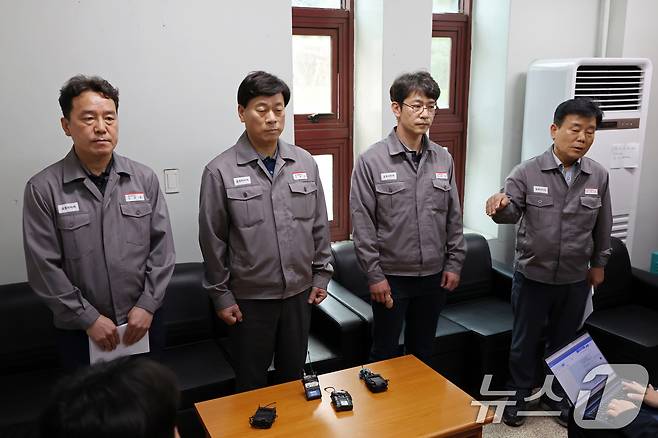 22일 오전 광주 광산구 소촌동 금호타이어 광주공장 화재 현장에서 금호타이어 관계자들이 언론 브리핑을 하고 있다. 왼쪽부터 김용훈 광주공장장, 김명선 부사장, 성용태 노사협력 상무, 김옥조 커뮤니케이션 상무. ⓒ News1 이승현 기자