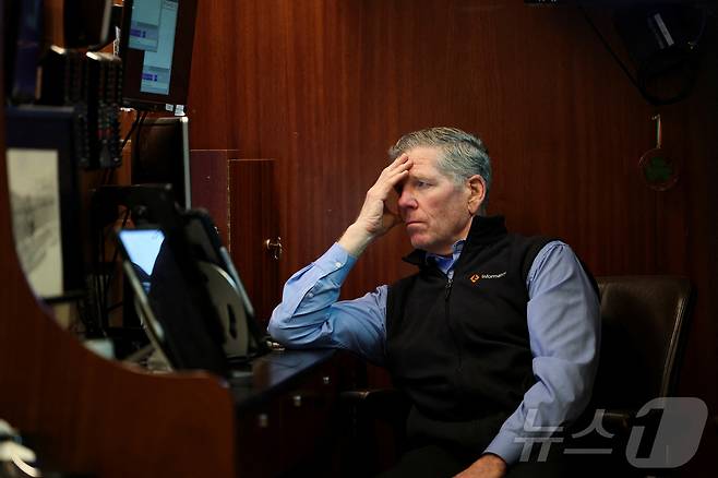 뉴욕 증권거래소에서 한 트레이더가 19일 의자에 앉아 모니터를 바라보고 있다. 2025.5.19 ⓒ 로이터=뉴스1