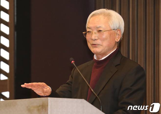 송기인 부마민주항쟁기념재단 이사장이 22일 오후 경남 창원시 마산합포구 오동동 웨딩그랜덤 2층에서 열린 '부마민주항쟁 증언록 출판기념회'에서 발언을 하고 있다. 2019.2.22/뉴스1 ⓒ News1 여주연 기자