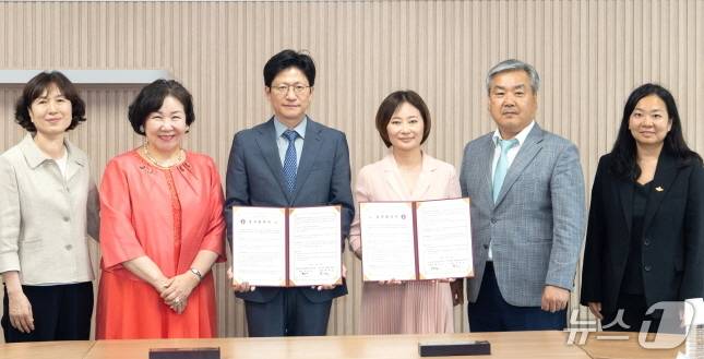 전북대 글로컬대학사업추진단과 사단법인 고려인 글로벌 네트워크가 지난 21일 업무협약을 맺고 고려인 청년들의 지역사회 정착 지원에 힘을 모으기로 했다.(전북대 제공, 재판매 및 DB 금지)/뉴스1