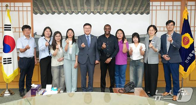 22일 전북도의회가 전북대학교 정치학과 석· 박사 과정 등을 밟고 있는 외국인 유학생들을 대상으로 의회 견학과 간담회를 가졌다.(의회제공. 재판매 및 DB금지)2025.5.22/뉴스1