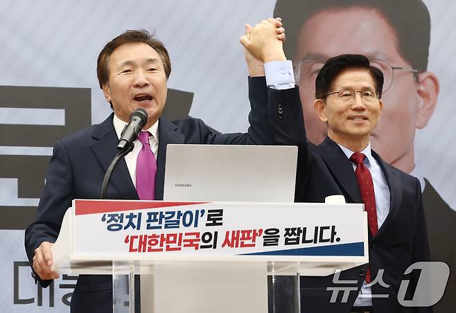 손학규 전 바른미래당 대표가 22일 오전 서울 여의도 국민의힘 중앙당사에서 김문수 대통령 후보 지지 선언을 하고 있다. 2025.5.22/뉴스1 ⓒ News1 김민지 기자