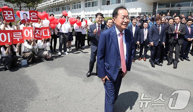 대권에 도전하는 홍준표 대구시장이 11일 오전 대구 북구 대구시청 산격청사에서 퇴임식을 마친 뒤 배웅 나온 직원들과 마지막 인사를 나누고 있다. (사진은 기사 내용과 무관함) 2025.4.11/뉴스1 ⓒ News1 공정식 기자