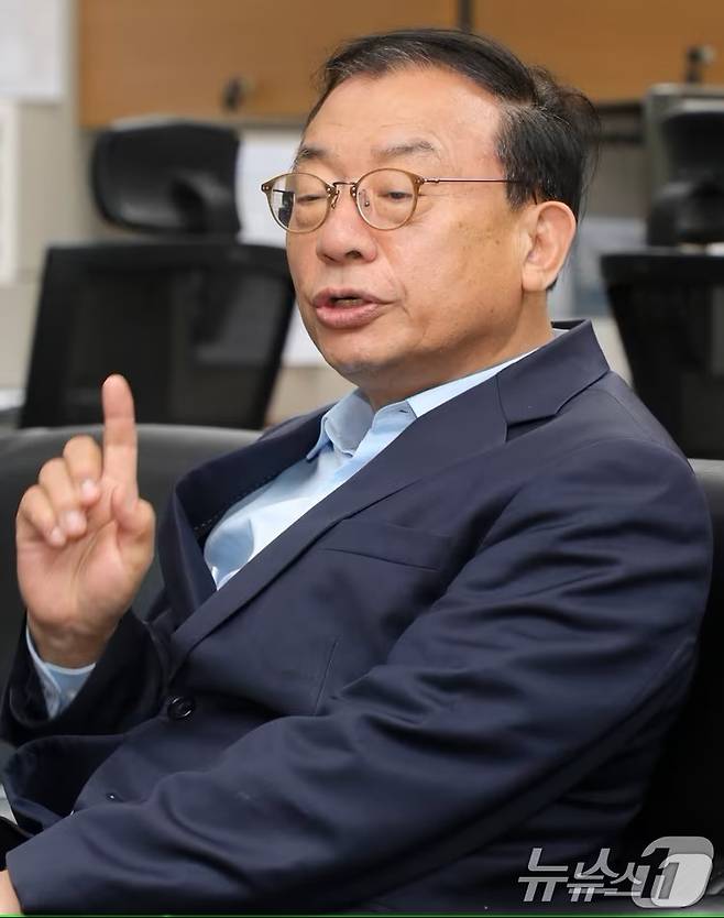 이정현 국민의힘 공동선대위원장이 22일 전북 전주시 전북특별자치도의회 기자실을 방문해 간담회를 열고 질의에 답변을 하고 있다. 2025.5.22/뉴스1 ⓒ News1 유경석 기자