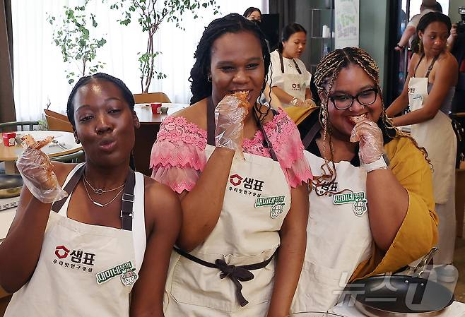 22일 서울 중구 샘표 우리맛공간에서 열린 한식체험 쿠킹클래스에서 미국 조지아대 학생들이 직접 만든 겉절이를 들며 포즈를 취하고 있다. 2025.5.22/뉴스1 ⓒ News1 김진환 기자