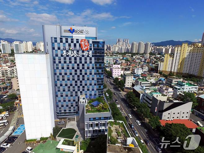 대구 중구는 22일 지역 기초지자체 최초로 '청년 부동산 중개수수료 및 이사비 지원사업'을 시행한다고 밝혔다. 사진은 중구청 전경. (대구 중구 제공. 재판매 및 DB 금지)/뉴스1