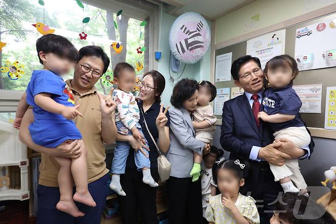 김문수 국민의힘 대통령 후보와 설난영 여사, 딸 김동주 씨, 사위가 22일 경기 광명시의 한 어린이집에서 아이들을 만나고 있다. (공동취재) 2025.5.22/뉴스1 ⓒ News1 이광호 기자