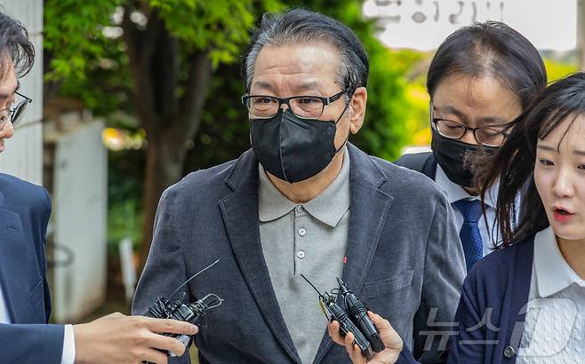 억대 불법 정치자금 수수 혐의로 불구속 기소된 무속인 '건진법사' 전성배씨가 12일 서울 양천구 서울남부지방법원에서 열린 두 번째 공판에 출석하고 있다. (공동취재) 2025.5.12/뉴스1 ⓒ News1 김도우 기자