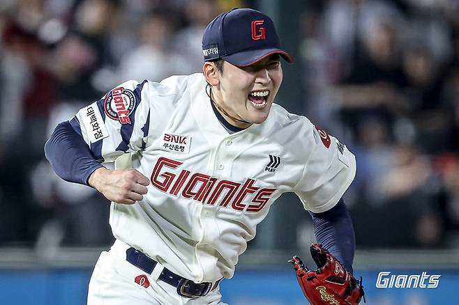 롯데 최준용이 21일 부산 사직구장에서 열린 2025 KBO리그 정규시즌 LG전 이닝 종료 후 포효하고 있다. 사진 | 롯데 자이언츠