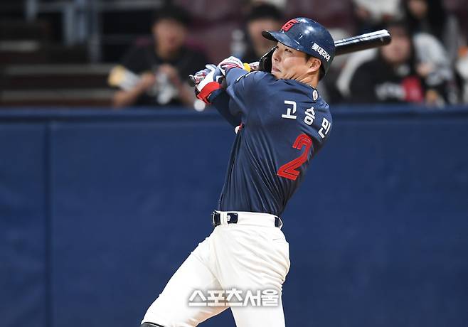 롯데 고승민이 18일 고척스카이돔에서 열린 2025 KBO리그 시범경기 키움과 경기 3회초 1사 타구를 바라보고 있다.중견수 플라이 아웃. 고척 | 최승섭기자 thunder@sportsseoul.com