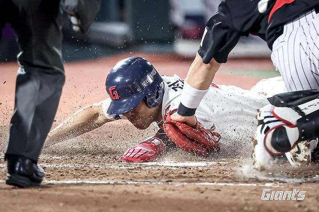 롯데 전준우가 22일 부산 사직구장에서 열린 2025 KBO리그 정규시즌 LG전서 홈스틸에 성공하고 있다. 사진 | 롯데 자이언츠