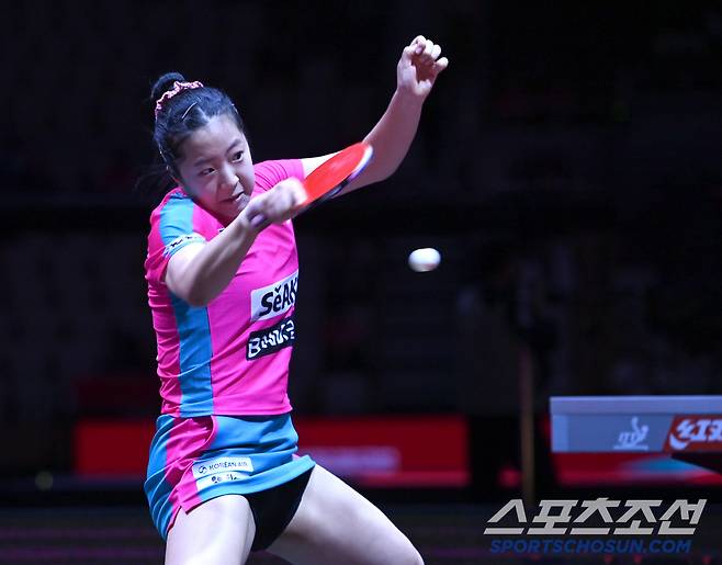 신유빈이 21일 카타르 도하 루사일 아레나에서 열린 2025 국제탁구연맹(ITTF) 세계선수권대회 여자단식 32강 이탈리아 가이아 몬파르디니와 경기를 펼치고 있다. 2025. 5. 21.  사진공동취재단