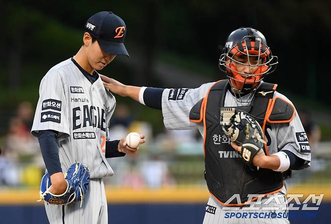 1회 볼넷 2개와 포수 송구 실책에 실점을 허용했지만 선발 황준서는 침착하게 이닝을 정리했다.