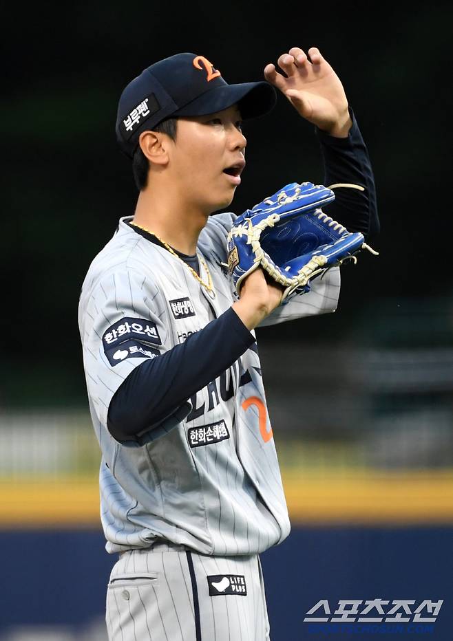 1회 볼넷을 연이어 내준 뒤 당황한 황준서.