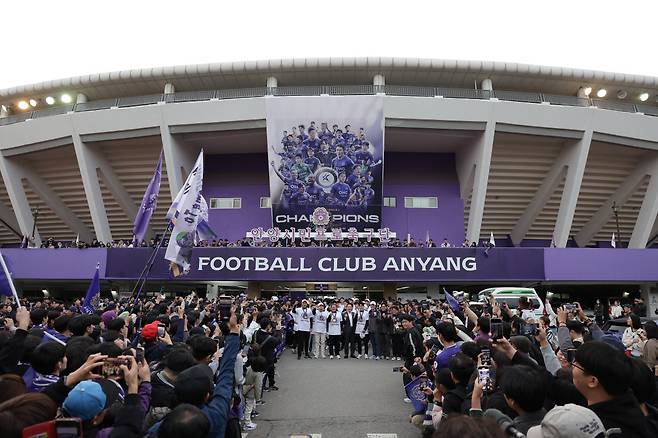 안양종합운동장/ K리그2/ FC안양 vs 경남FC/ 안양 우승/ 도보 행진/ 퍼레이드/ 출발 직전 기념촬영/ 사진 곽동혁
