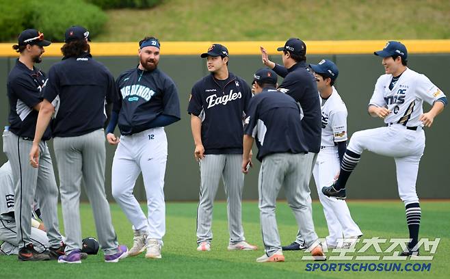 한국 야구에서만 볼 수 있는 선후배 문화에 NC 라일리, 로건, 한화 폰세, 와이스는 따뜻한 정을 느꼈다.