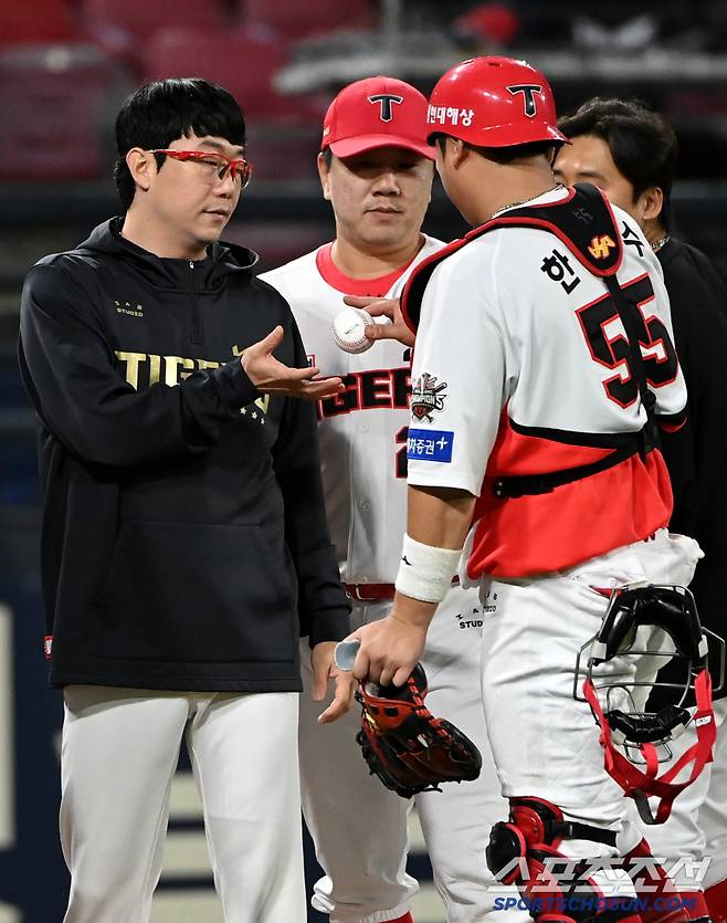 17일 광주KIA챔피언스필드에서 열린 두산과 KIA의 더블헤더 2차전 경기, KIA가 4대1로 승리하며 더블헤더를 모두 가져갔다. 승리투수가 된 양현종이 한준수에게 기념구를 건네받고 있다. 광주=허상욱 기자wook@sportschosun.com/2025.05.17/