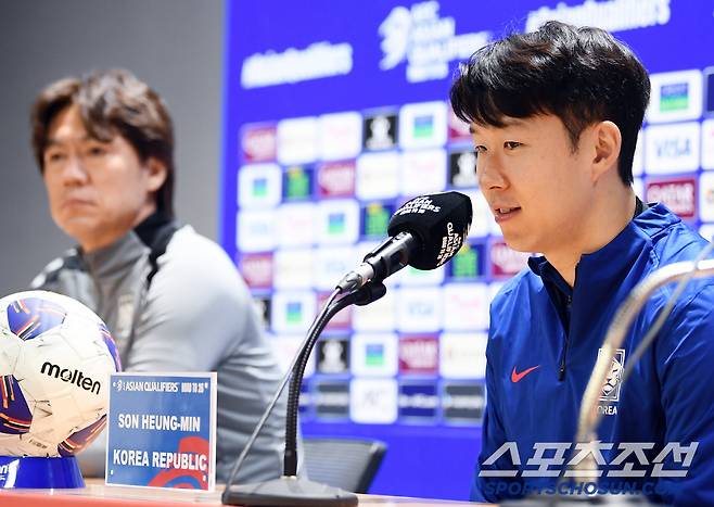 홍명보 감독이 이끄는 축구대표팀이 19일 고양종합운동장에서 훈련했다. 손흥민이 질문에 답하고 있다. 대표팀은 20일 오만, 25일 요르단과 2026 북중미 월드컵 아시아지역 3차 예선을 치른다. 고양=정재근 기자 cjg@sportschosun.com/2025.3.19/