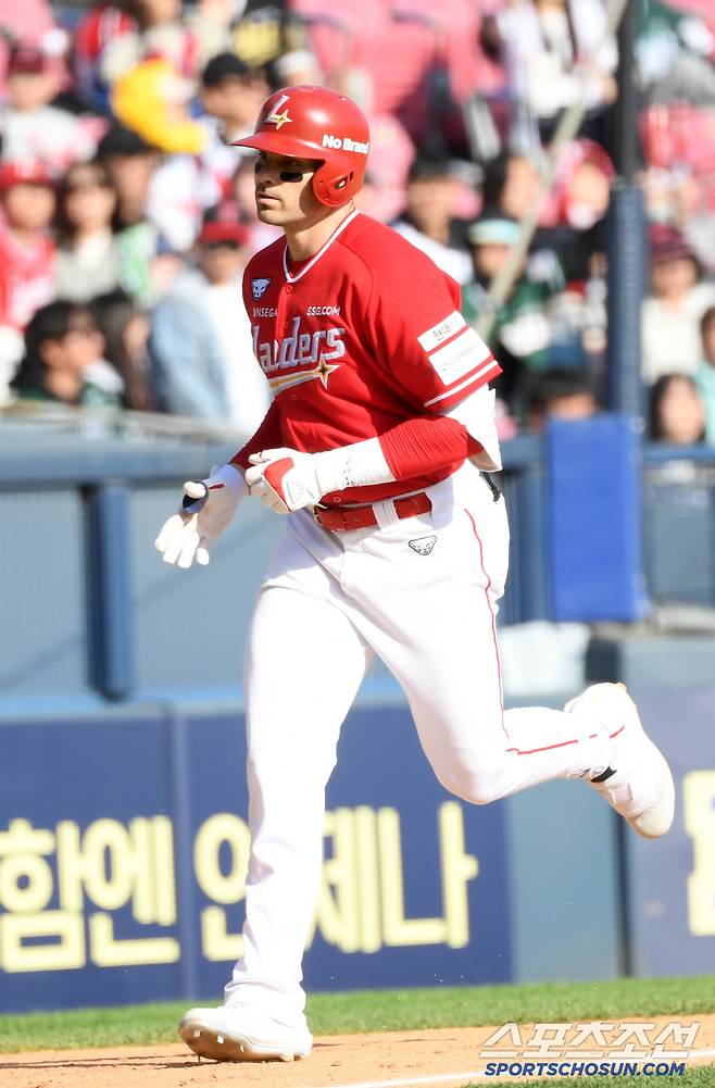 4일 잠실구장에서 열린 LG 트윈스와 SSG 랜더스의 경기. 9회초 SSG 맥브룸이 솔로포를 날린 뒤 환호하고 있다. 잠실=박재만 기자 pjm@sportschosun.com/2025.05.04/