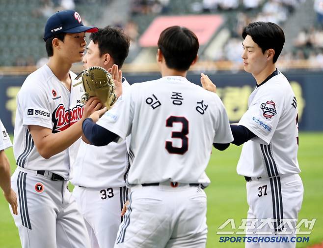 21일 잠실야구장에서 열린 SSG와 두산의 경기, 1회초 투구를 마친 두산 최민석이 더그아웃으로 향하고 있다. 잠실=허상욱 기자wook@sportschosun.com/2025.05.21/
