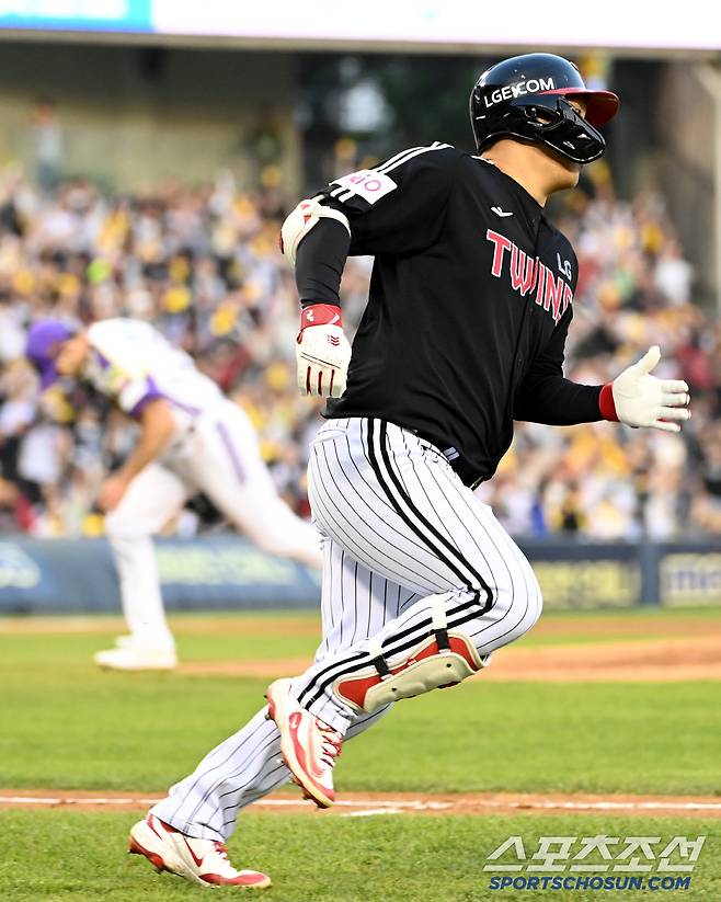 7일 잠실야구장에서 열린 LG와 두산의 경기, 3회초 2사 1루 LG 문보경이 1타점 2루타를 치고 질주하고 있다. 잠실=허상욱 기자wook@sportschosun.com/2025.05.07/