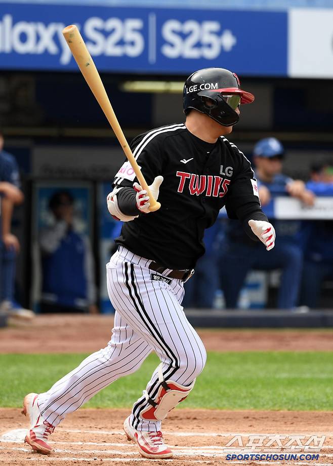 11일 대구 라이온즈파크에서 열린 삼성 라이온즈와 LG 트윈스의 경기. LG 문보경이 안타를 날리고 있다. 대구=박재만 기자 pjm@sportschosun.com/2025.05.11/