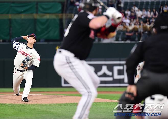 22일 부산 사직야구장에서 열린 KBO리그 롯데와 LG의 경기. 선발 투구하고 있는 롯데 이민석. 부산=송정헌 기자songs@sportschosun.com/2025.05.22/