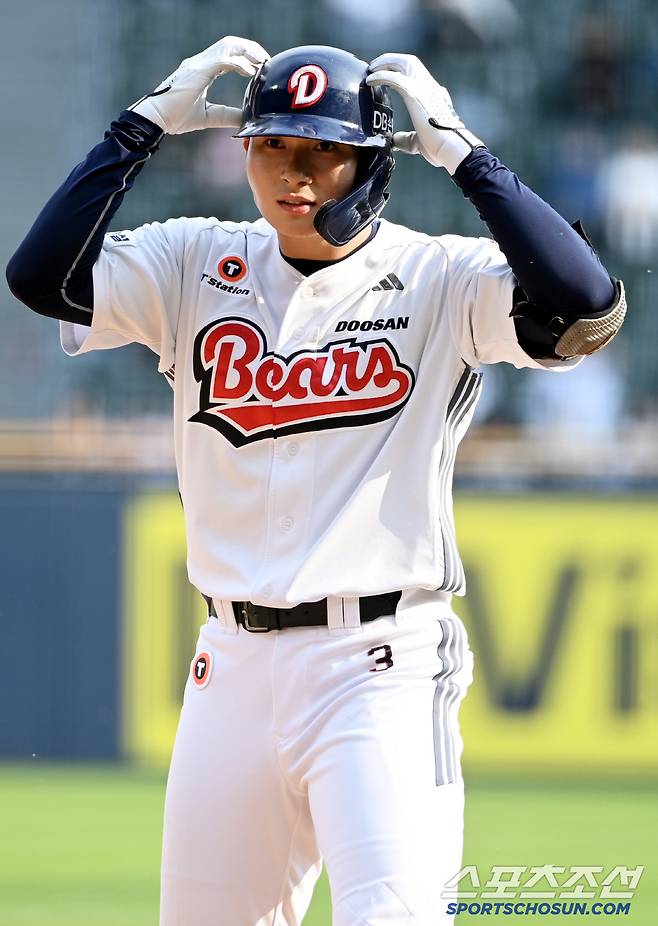 11일 잠실야구장에서 열린 NC와 두산의 더블헤더 1차전, 8회말 2사 1루 두산 임종성이 안타를 치고 기뻐하고 있다. 임종성의 데뷔 첫 안타다. 잠실=허상욱 기자wook@sportschosun.com/2025.05.11/