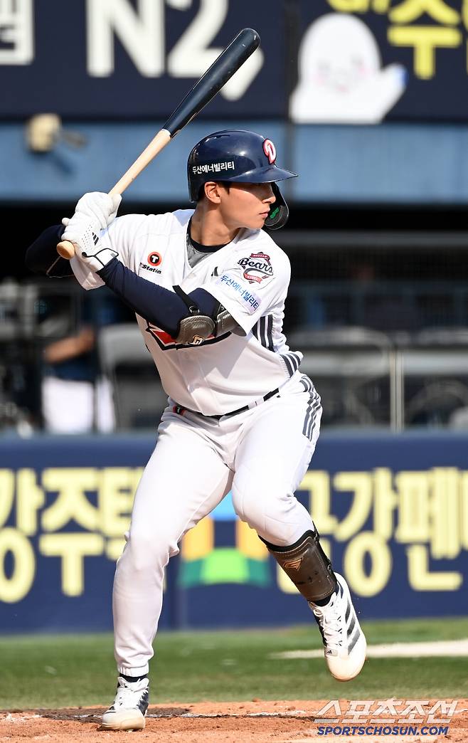 11일 잠실야구장에서 열린 NC와 두산의 더블헤더 1차전, 8회말 2사 1루 두산 임종성이 타격을 하고 있다. 잠실=허상욱 기자wook@sportschosun.com/2025.05.11/