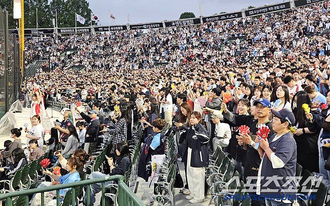 22일 부산 사직야구장에서 열린 KBO리그 롯데와 LG의 경기. 주중 3연전 모두 매진을 기록한 사직구장. 롯데를 응원하는 야구팬들. 부산=송정헌 기자songs@sportschosun.com/2025.05.22/