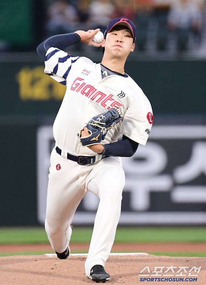 22일 부산 사직야구장에서 열린 KBO리그 롯데와 LG의 경기. 선발 투구하고 있는 롯데 이민석. 부산=송정헌 기자songs@sportschosun.com/2025.05.22/
