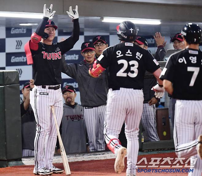 22일 부산 사직야구장에서 열린 KBO리그 롯데와 LG의 경기. 3회 3점 홈런을 날린 LG 오스틴. 부산=송정헌 기자songs@sportschosun.com/2025.05.22/