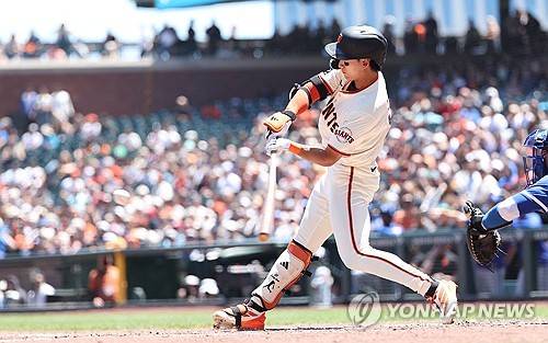 타격하는 이정후. ⓒ연합뉴스