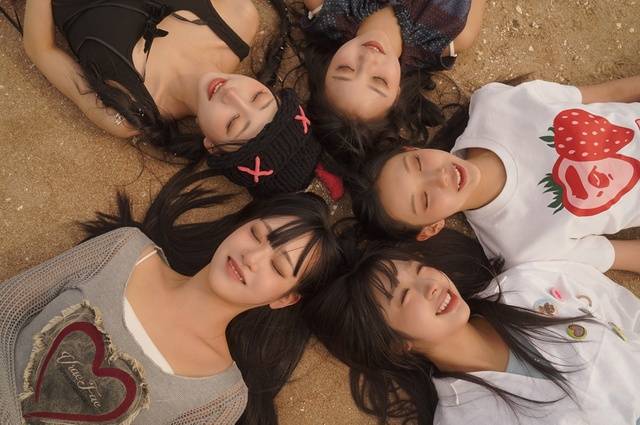 타이틀곡 '아에이오우(A E I O U)'는 60년대 모타운소울 감성을 녹여냈다. 버비는 레트로 감성에 본인들만의 상큼함을 입혀 보기만 해도 기분 좋아지는 무대를 완성했다. /온원엔터