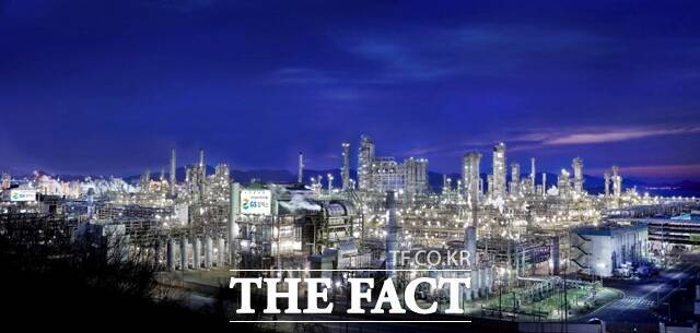 국제유가 하락과 정제마진 악화 등으로 실적 부진의 늪에 빠진 국내 정유업계가 불합리한 세제 구조까지 겹치면서 벼랑 끝까지 내몰렸다. GS칼텍스 공장 전경. /GS칼텍스