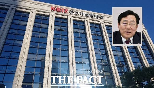 중기중앙회를 비롯한 중소기업계가 중대재해처벌법 개정을 촉구하는 가운데 2025년 조기 대선 정국에서 김기문 중기중앙회장(사진 우측 상단)이 정책 변화를 이끌어낼 수 있을지 주목된다. /더팩트 DB