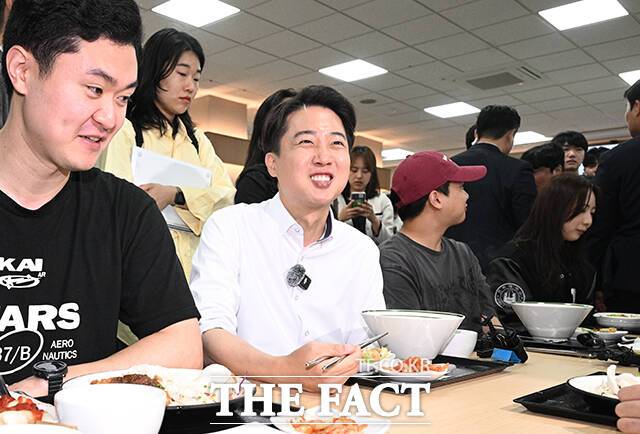 이준석 개혁신당 대선 후보가 22일 오전 인천 미추홀구 인하대학교 용현캠퍼스 학생식당을 찾아 학생들과 학식을 먹으며 대화를 나누고 있다. /인천=박헌우 기자