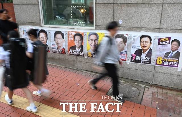 22일 경찰에 따르면 서울 서초구와 양천구 아파트 단지에서 이재명 더불어민주당 대선 후보의 선거 벽보가 잇따라 훼손돼 경찰이 수사에 나섰다. /이새롬 기자