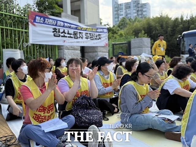 전국민주여성노동조합(여성노조)과 서울메트로환경지부, 도시철도그린환경지부가 22일 서울 성동구 서울교통공사 정문 앞에서 기자회견을 열고 "6일 연속 야간 근무제를 폐지하라"고 촉구했다. /정인지 기자