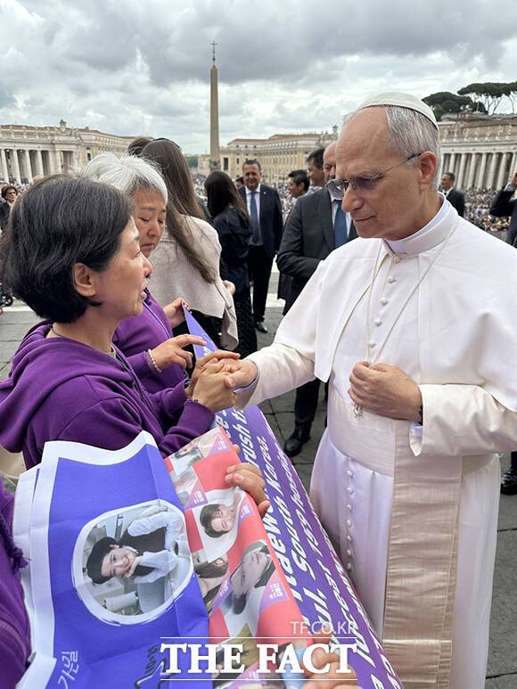 10.29 이태원 참사 희생자 고 이상은 씨의 유가족이 21일(현지시각) 오전 9시 바티칸 성 베드로 광장에서 레오 14세 교황을 알현하고 있다. /10.29 이태원 참사 유가족협의회·10.29 이태원 참사 시민대책회의