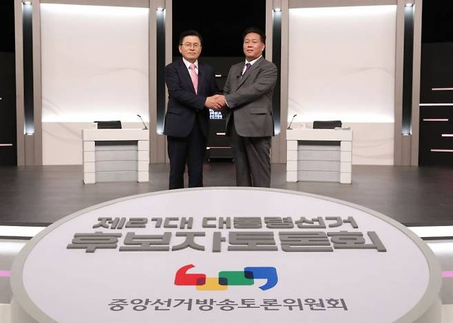 중앙선거방송토론위원회 주관 대선 초청 외 후보자 TV 토론회가 지난 19일 진행된 가운데 후보의 면면에 관심이 쏠린다. 먼저 가장 널리 알려진 인물은 황교안 후보다. 황 후보는 이번 대선에 무소속으로 출마했다. 이런 황 후보와 토론회와 함께 참가한 또 다른 무소속 후보를 두고 누리꾼의 갑론을박이 이어지고 있다. 해당 후보가 전과 17범이기 때문이다. 연합뉴스