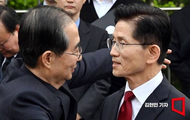 김문수 국민의힘 대선 후보와 한덕수 전 총리가 지난 8일 국회 강변서재에서 후보 단일화 관련 회동을 마친 뒤 포옹하고 있다. 김현민 기자