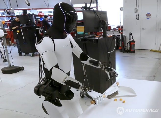 테슬라 옵티머스가 청소를 하고 있는 모습(테슬라 공식 X 캡처)