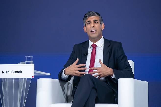 리시 수낙 전 영국 총리가 21일 서울 중구 신라호텔에서 열린 2025 아시안리더십콘퍼런스(ALC)에서 ‘가치에 기반한 민주주의와 그 지속 가능성에 대한 성찰’을 주제로 한 이정훈 연세대 국제대학원장과의 대담에서 발언하고 있다./장련성 기자