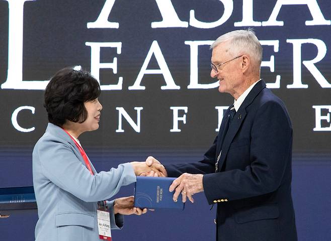 21일 오전 서울 중구 신라호텔에서 열린 제16회 아시안리더십콘퍼런스(ALC)에서 강정애 국가보훈부 장관이 고(故) 하비 스톰스 소령의 셋째 아들 어니스트 스톰스씨에게 ‘평화의 사도’ 메달과 명패를 건네고 있다. 보훈부는 6·25전쟁 참전 용사의 헌신과 공헌을 기리는 의미로, 2010년부터 평화의 사도 메달을 수여하고 있다. 스톰스 소령은 6·25전쟁 당시 장진호 전투에서 실종됐다가 69년 만인 2019년, 유해가 가족 품으로 돌아갔다./이태경기자