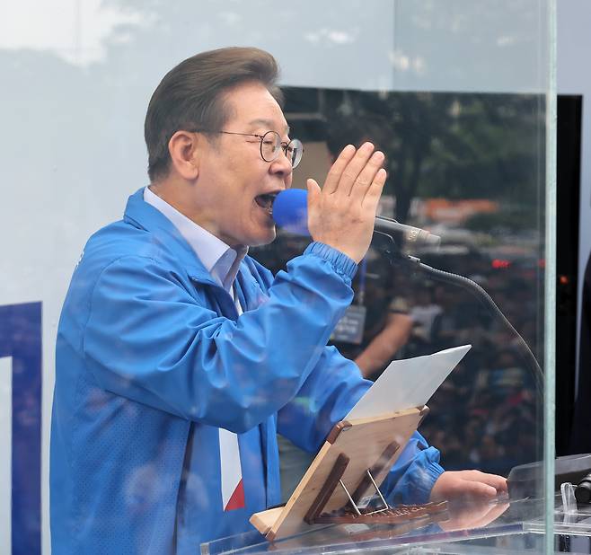 이재명 더불어민주당 대선 후보가 21일 인천 서구 롯데마트 청라점 앞에서 선거유세를 하고 있다./남강호 기자