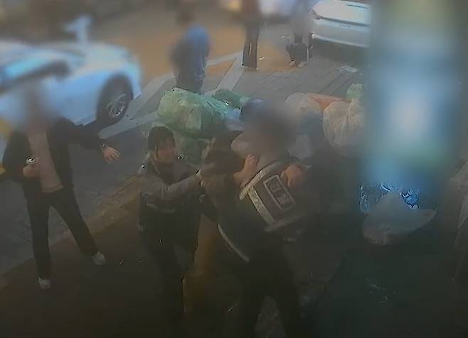 A씨가 경찰과 몸싸움을 하고 있는 모습. /대전경찰청 유튜브